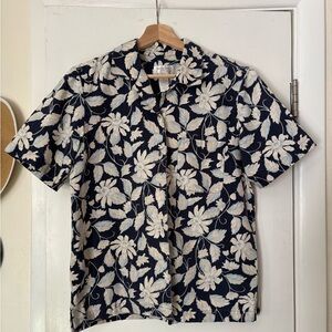 Women’s M, Navy & White Floral Short-Sleeve Button-Up